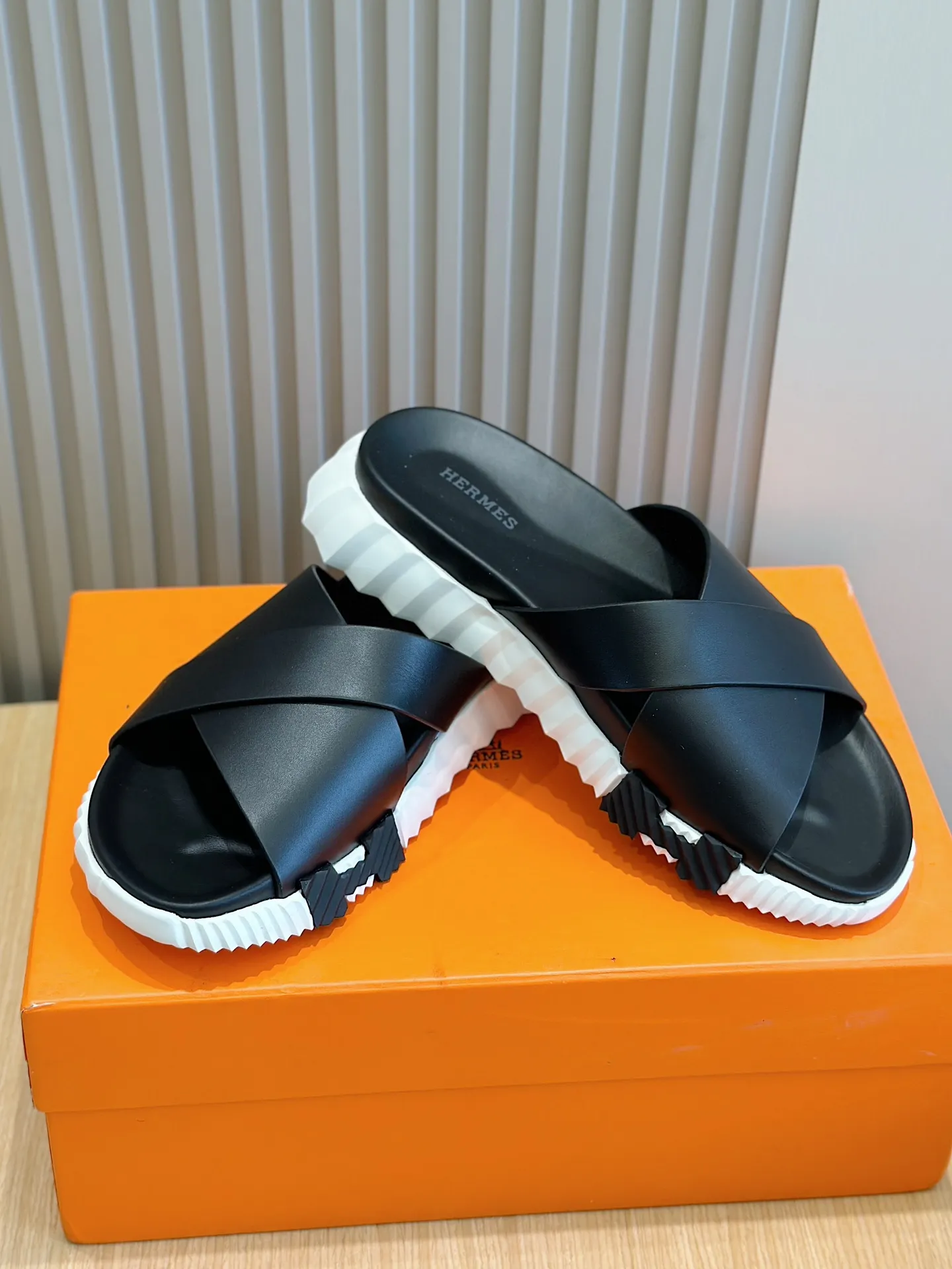 Factory price: 360💰Hermès [HERMÈS] Top Herme*H Home Hermès Men's Sandals and Slippers-Original Reproduction. Purchase the original version and make it one to one. The outsole is privately molded. The color of the outsole corresponding to each color is the same as the original version. Come to those who know the stuff 💪 The ultra-light soles are designed in contrasting colors, and they feel so comfortable on your feet! Calfskin, cowhide feet, private model outsole. Size: 39-44 (customized at 38.45)